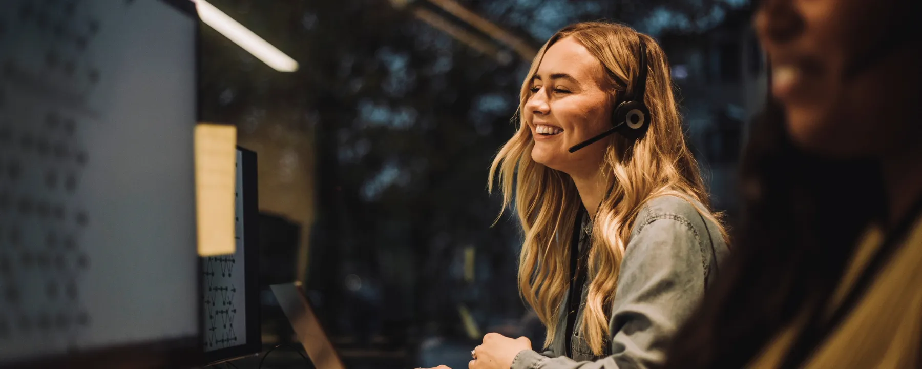 Customer service advisor 1800x720